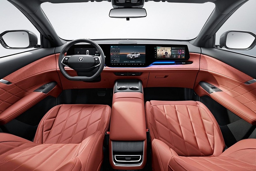    На фото: салон Changan CS75 Plus нового поколения