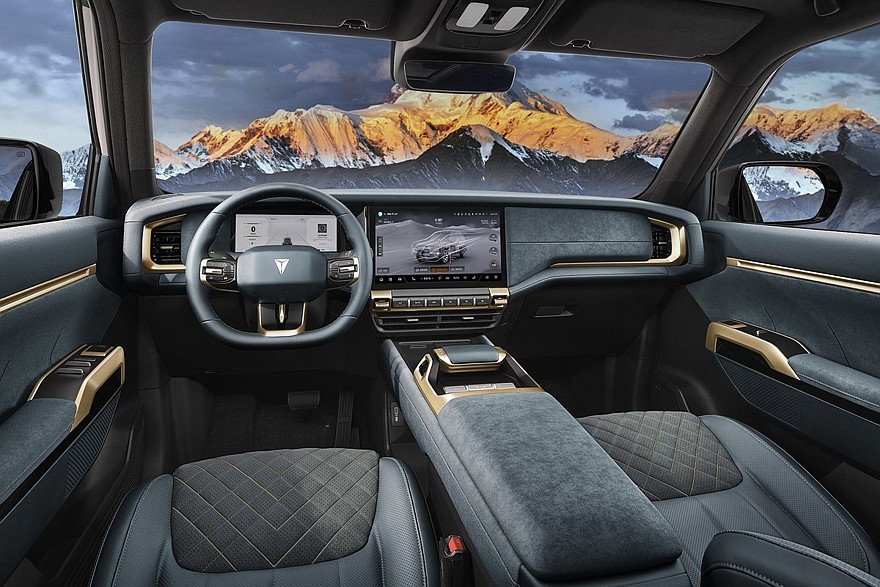    На фото: салон Deepal G318