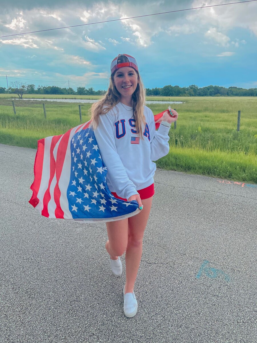 Эта американочка хочет, чтобы ты учил инглиш! Источник: https://ru.pinterest.com/pin/8373949303074714/