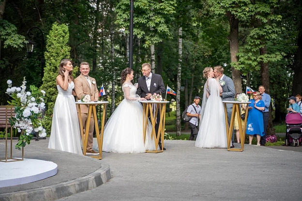    Шесть пар связали себя узами брака в Александровском саду Кирова