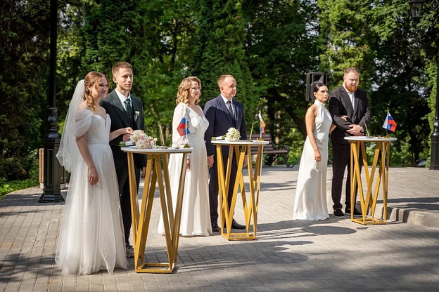    Шесть пар связали себя узами брака в Александровском саду Кирова