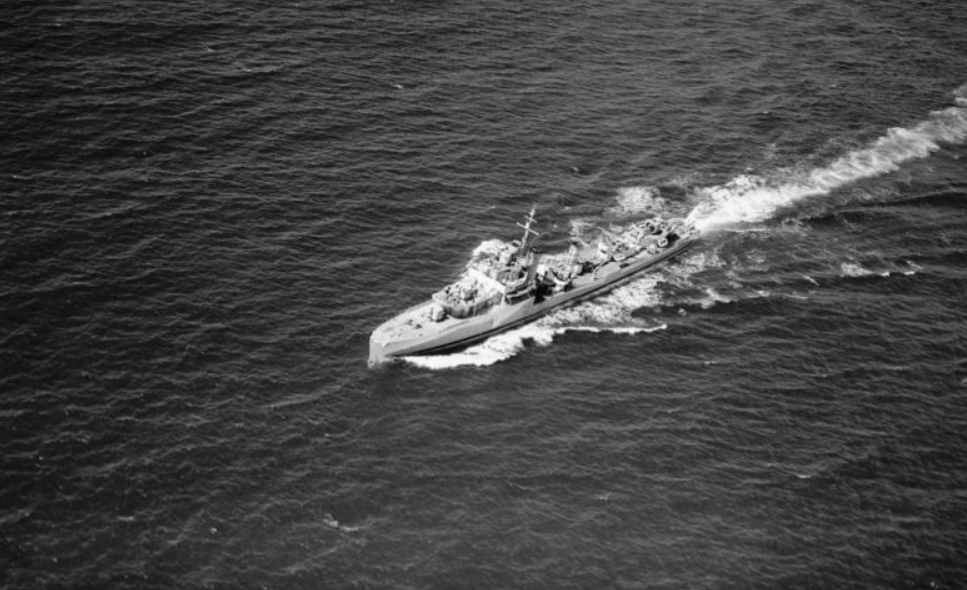 Канадский эсминец «Гатино» (HMCS Gatineau, H61) в плавании в Северной Атлантике.