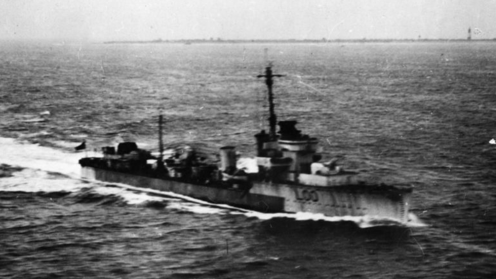 Британский эсминец «Вэлорос» (HMS Valorous, L00), класс «V & W» (V and W-class), в плавании в Северной Атлантике.