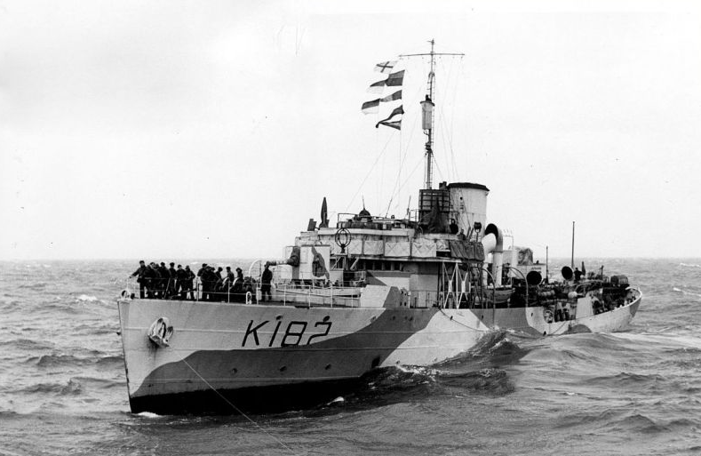 Канадский корвет «Биттерсвит» (HMCS Bittersweet) в море в мае 1943 года