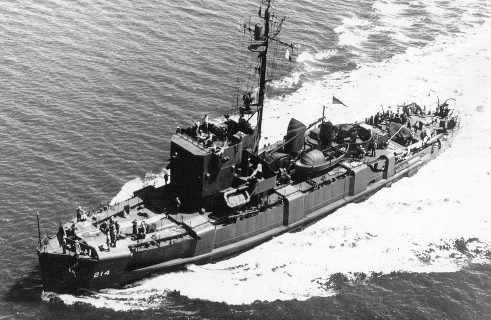 Тральщик АМ-214 за работой