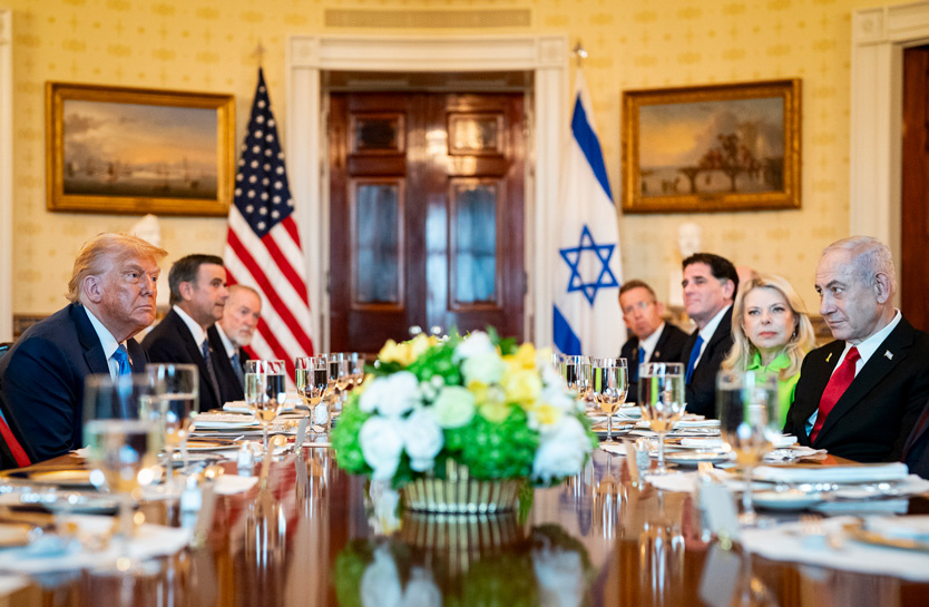    Дональд Трамп и Биньямин Нетаньяху на переговорах в Белом доме    
Фото: Zuma / TASS