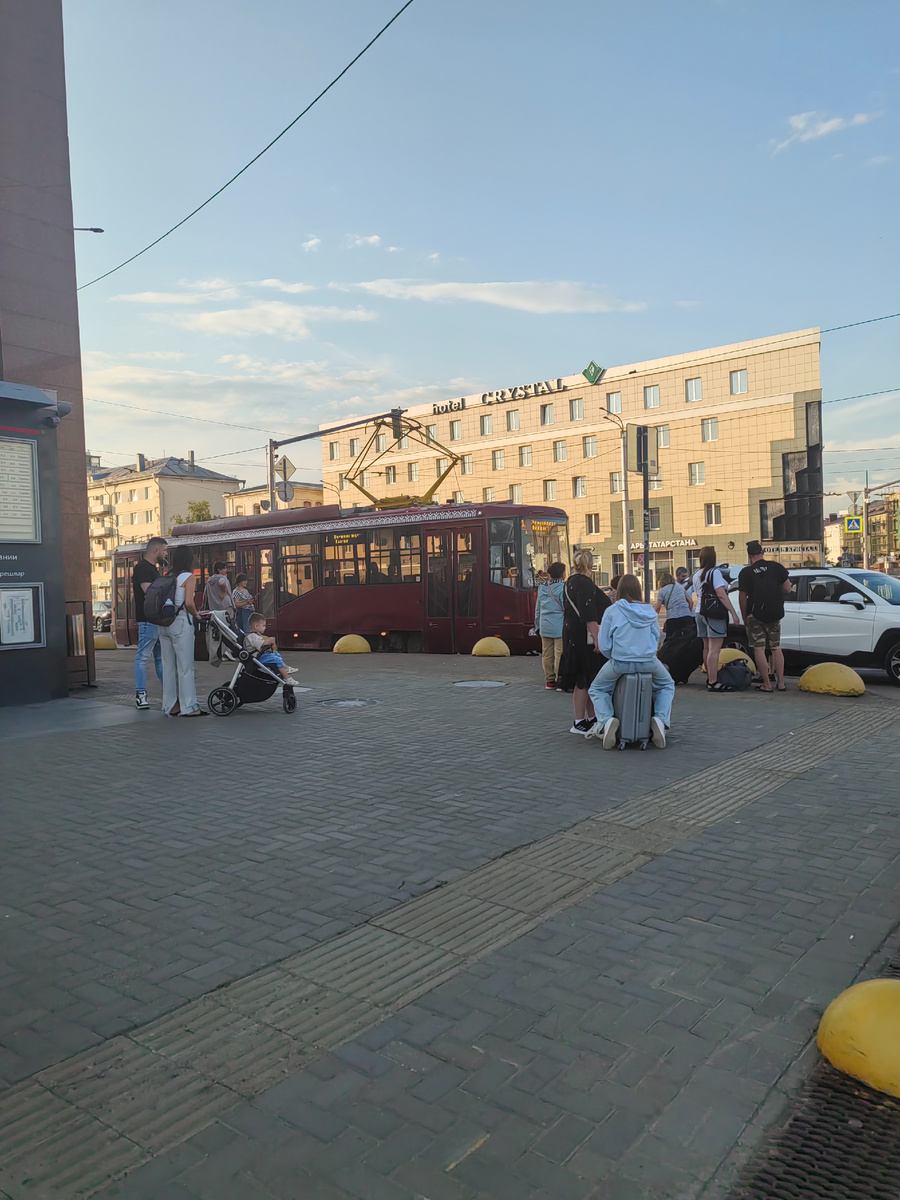 У вокзала, ждём такси