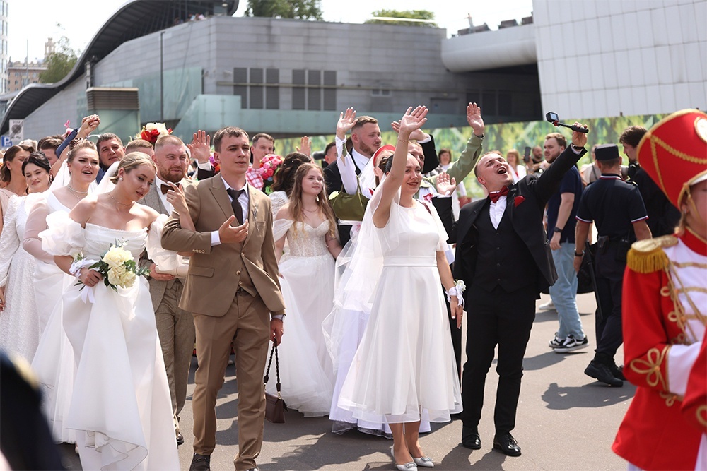    К Национальному центру "Россия" участников фестиваля привезла роскошная яхта. / Сергей Михеев