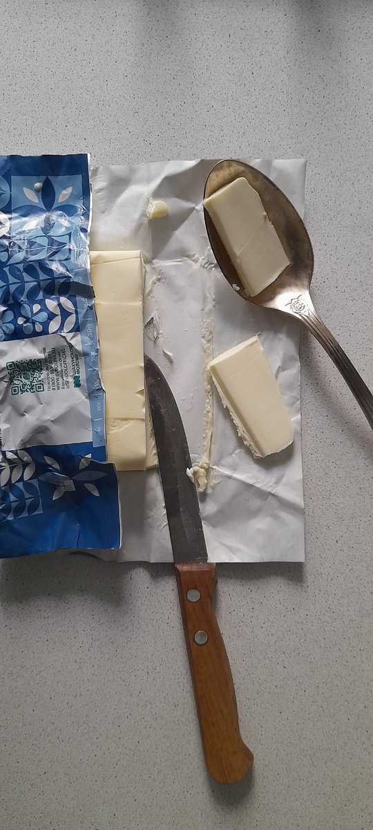 Берем сливочное масло для обжарки двух кусочков хлеба