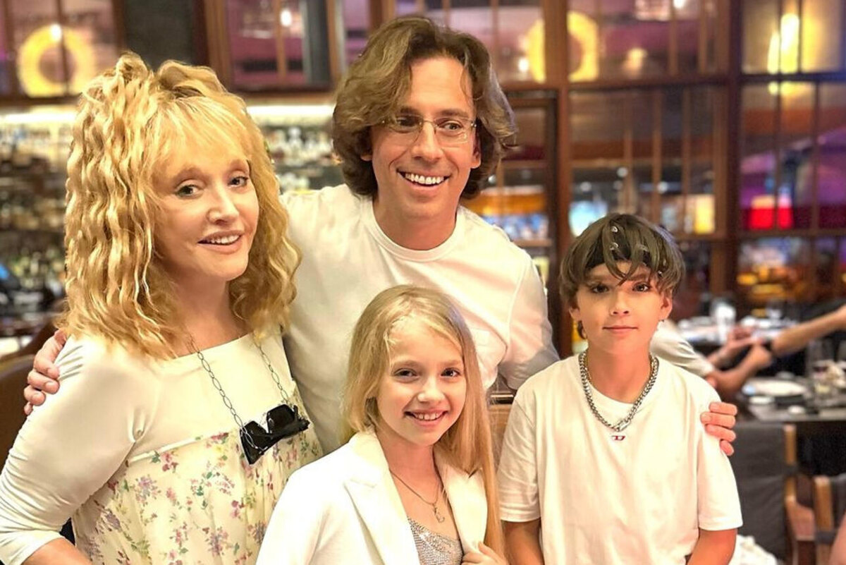    Алла Пугачева с мужем и детьми Социальные сети