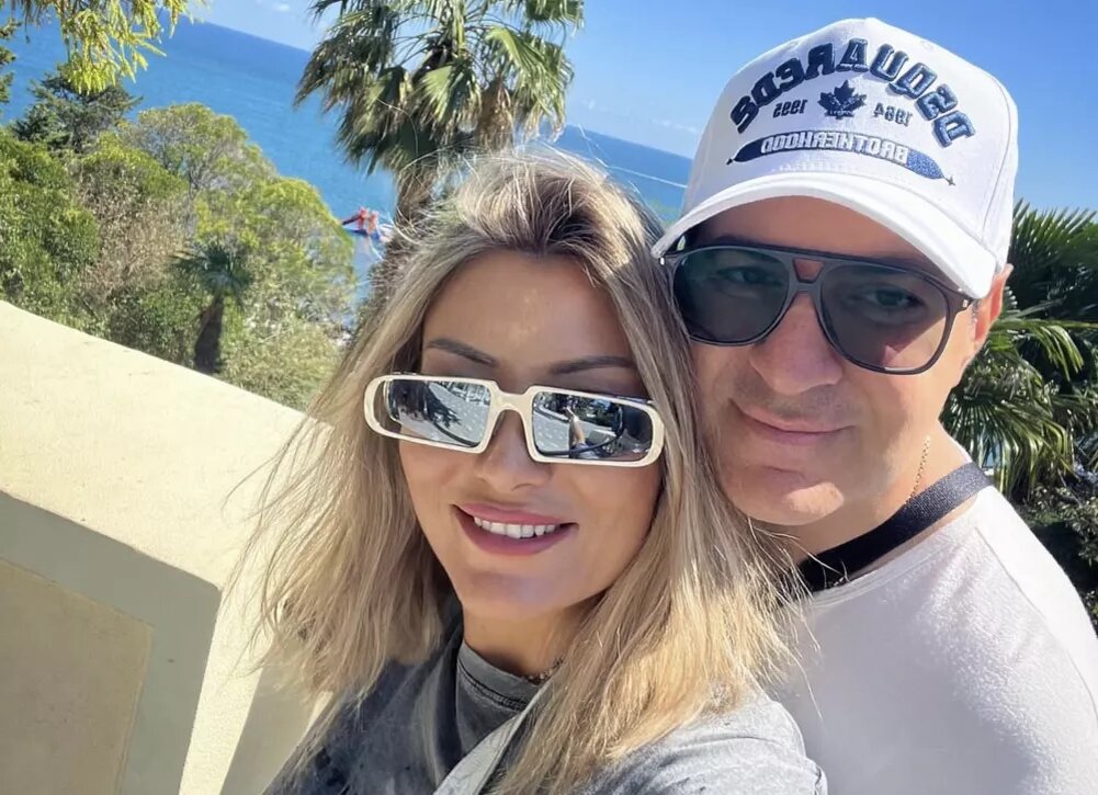    Жена Гарика Мартиросяна похвасталась успехами дочери-выпускницы