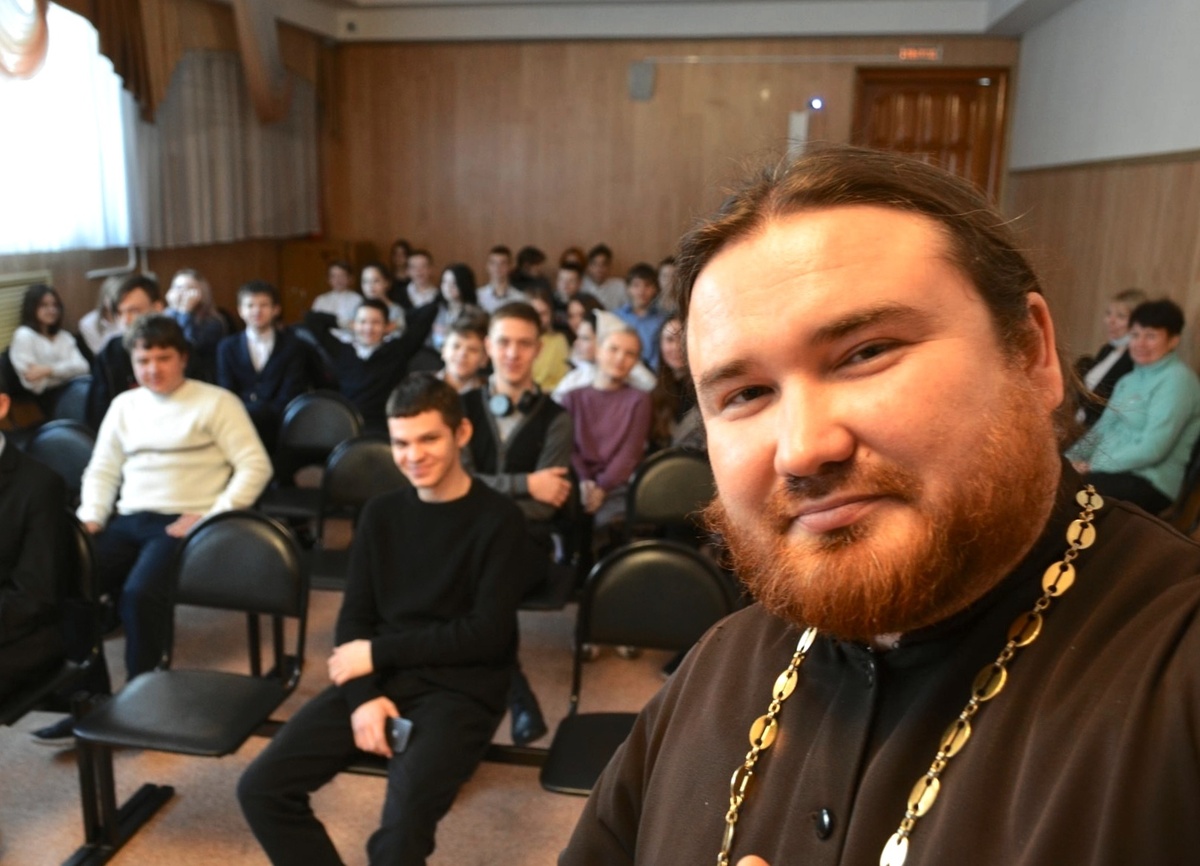 Протоиерей Пётр Гурьянов часто проводит встречи с молодежью.
