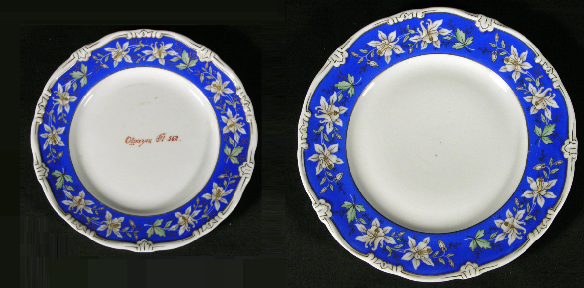 Тарелки с рельефом, синим крытьём и цветочным орнаментом. 1953. Слева - диаметром 17,5 см., справа - диаметром 24,0 см. Государственное автономное учреждение культуры Ярославской области "Рыбинский государственный историко-архитектурный и художественный музей-заповедник"