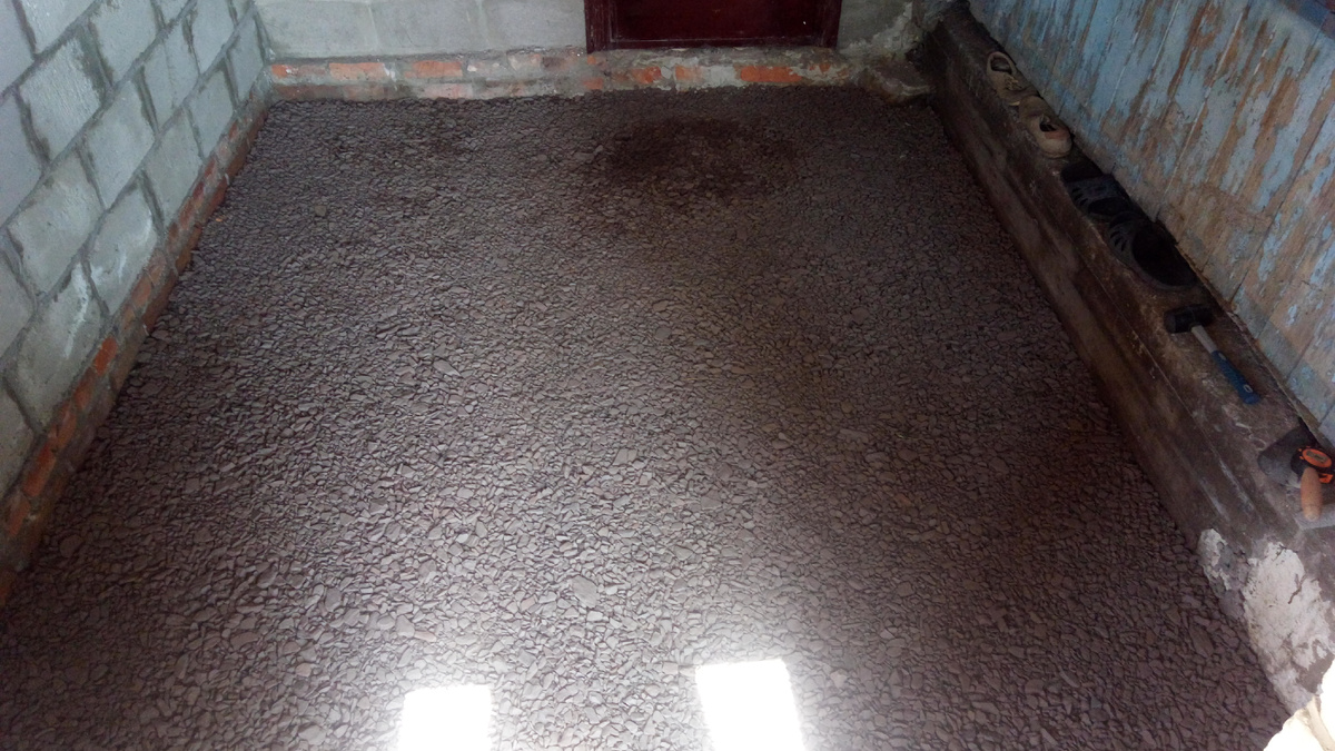 Выровнял грунт и насыпал щебенчатую подушку