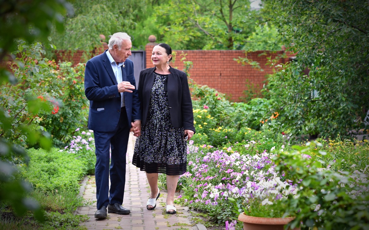 Михаил Павлович и Галина Даниловна Астапенко на своем подворье в станице Старочеркасской/ФОТО Александра Блотницкого