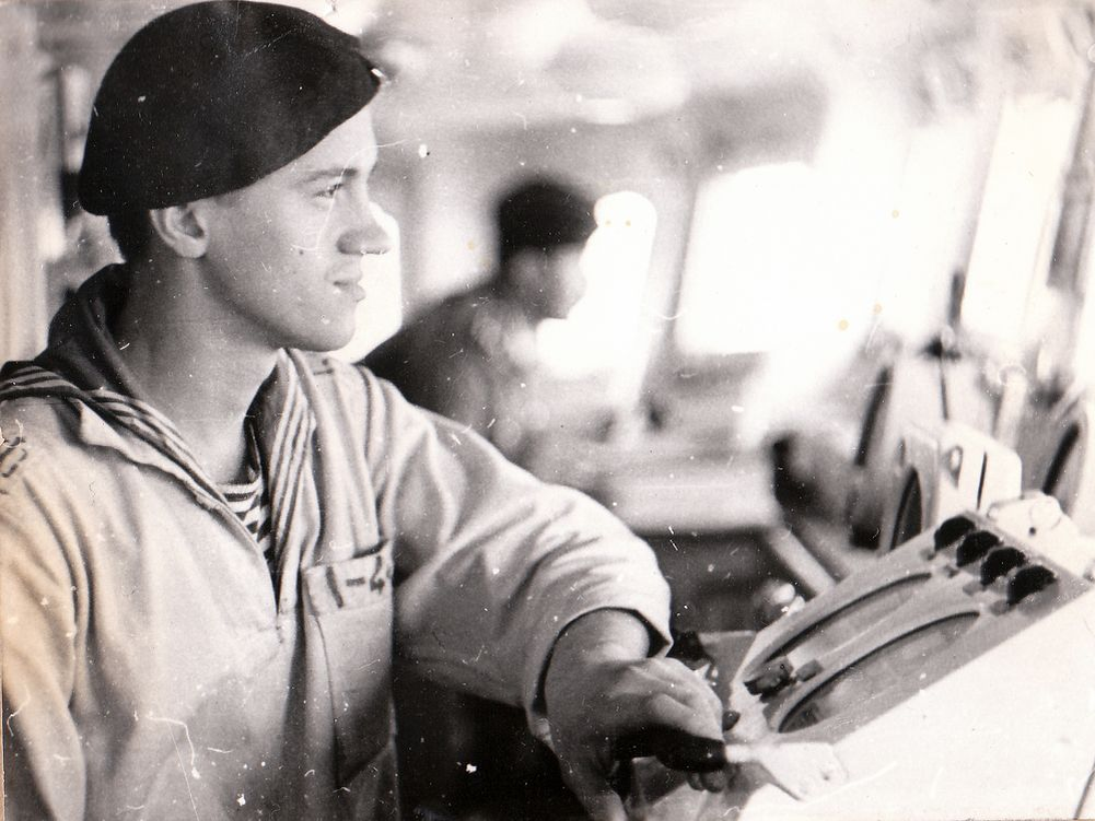 Фотоиллюстрация из первого тома ДМБовского альбома автора: Четверг 24 февраля 1972 года. Балтийское море. Матрос БЧ-1 БПК «Бодрый» Александр Суворов на рабочем месте за штурвалом авторулевого «Альбатрос-22-11».