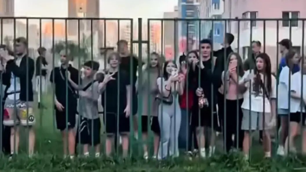    Довольные школьники снимали задержание на видео. Фото: скрин видео “Русской Общины” в Екатеринбурге.