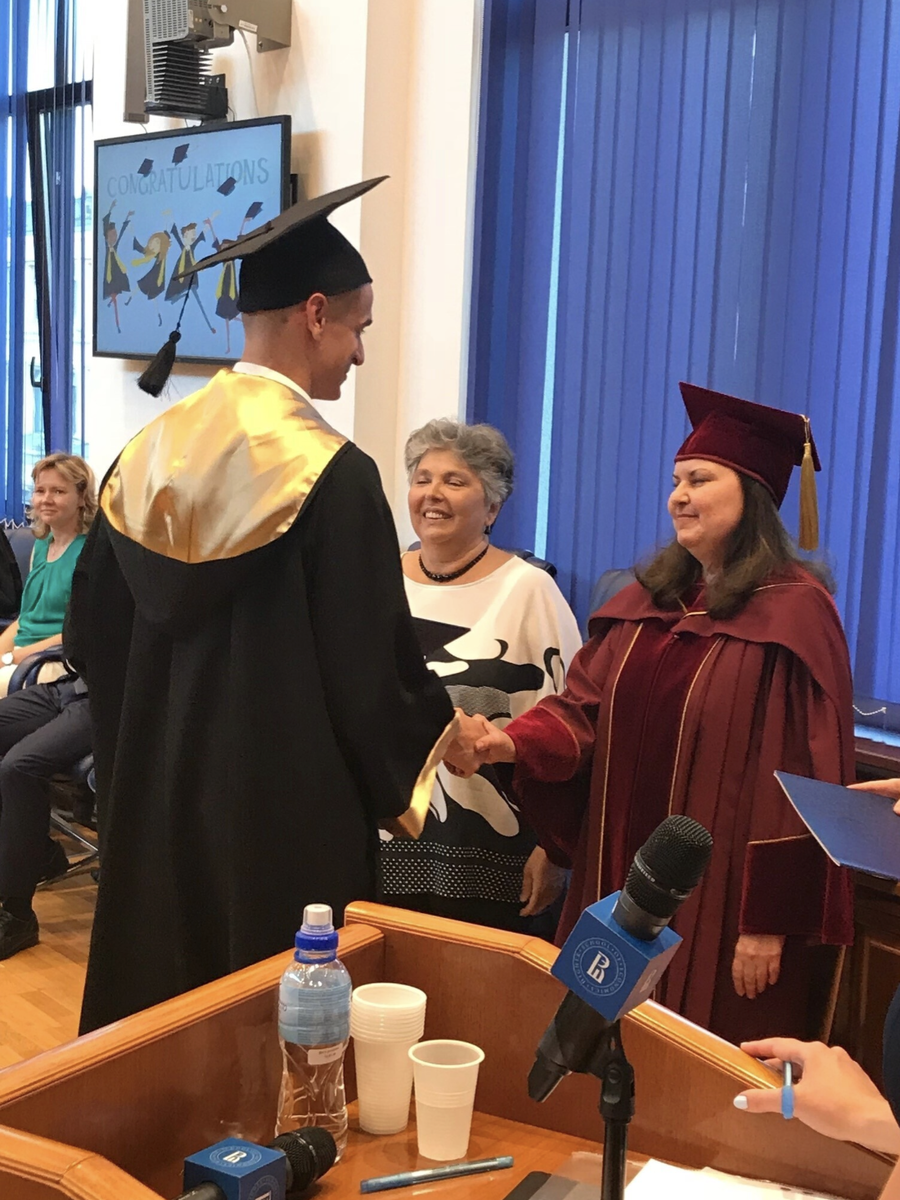 Счастливый я получаю диплом магистра