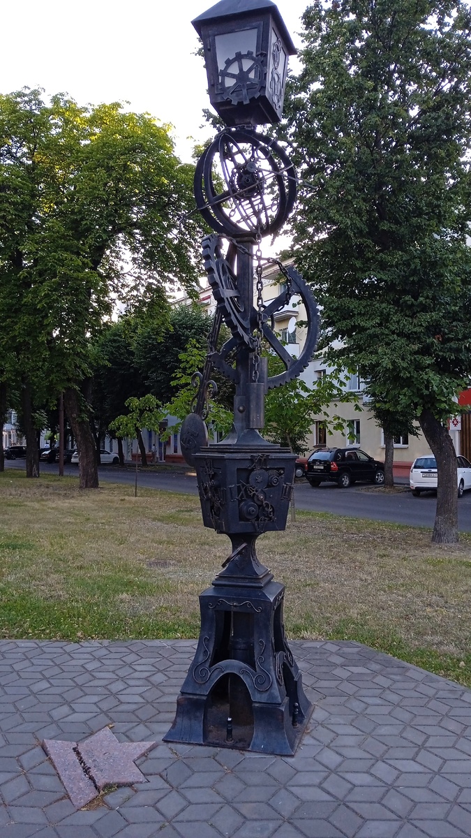 Памятник на улице Гоголя