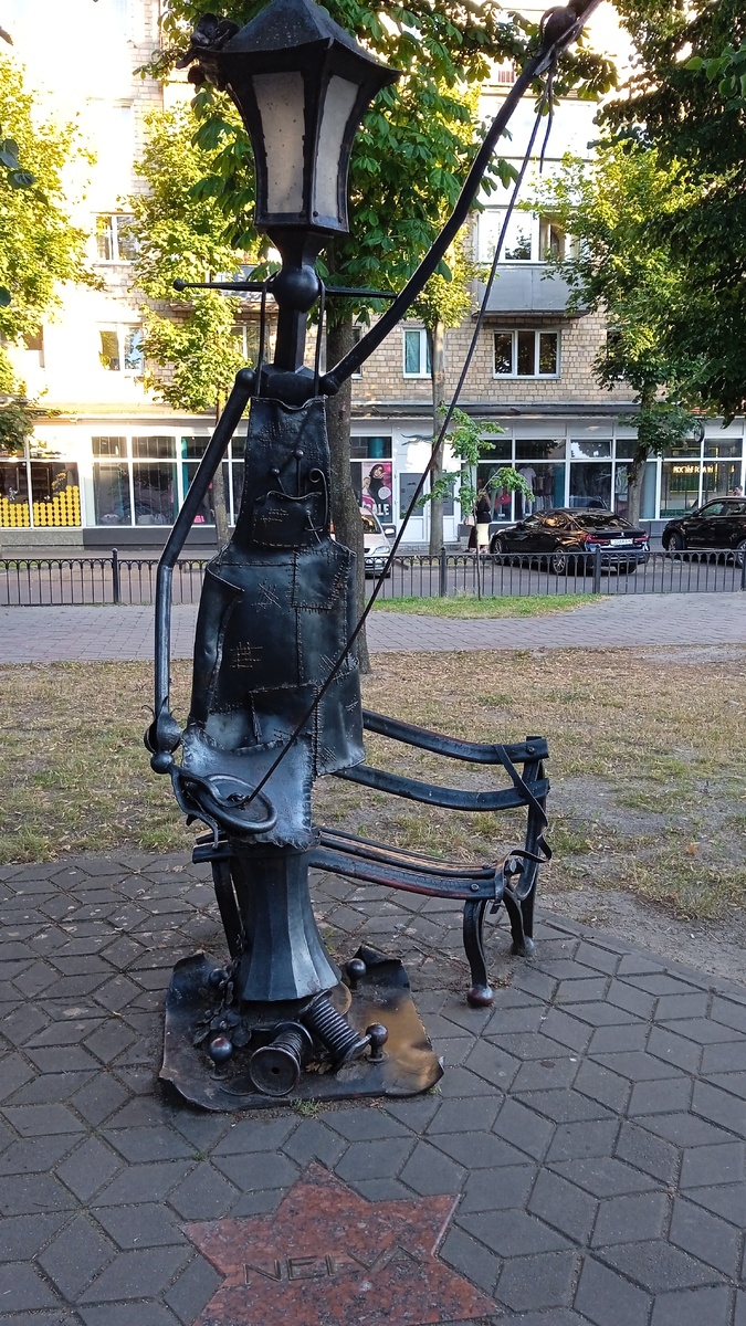 Памятник на улице Гоголя