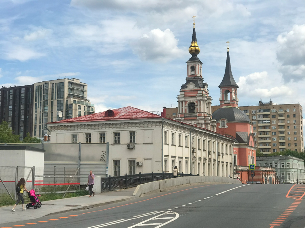 Церковь Петра и Павла. Ещё пара свежепостроенных монстров и это будет подобием склепа среди рукотворных скал. Фотография Якуцени С.П. ©
