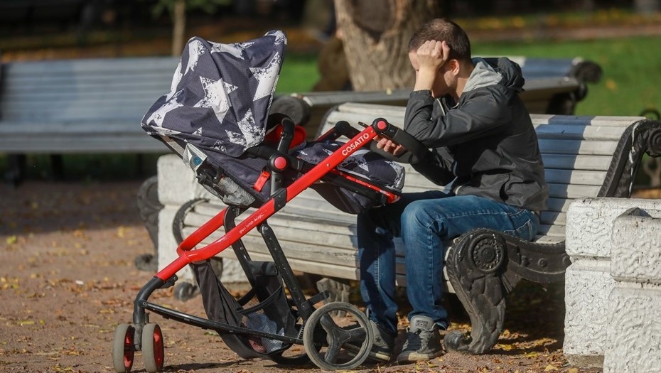    Отец гуляет с коляской в Петербурге. Автор фото: Сергей Коньков/ДП