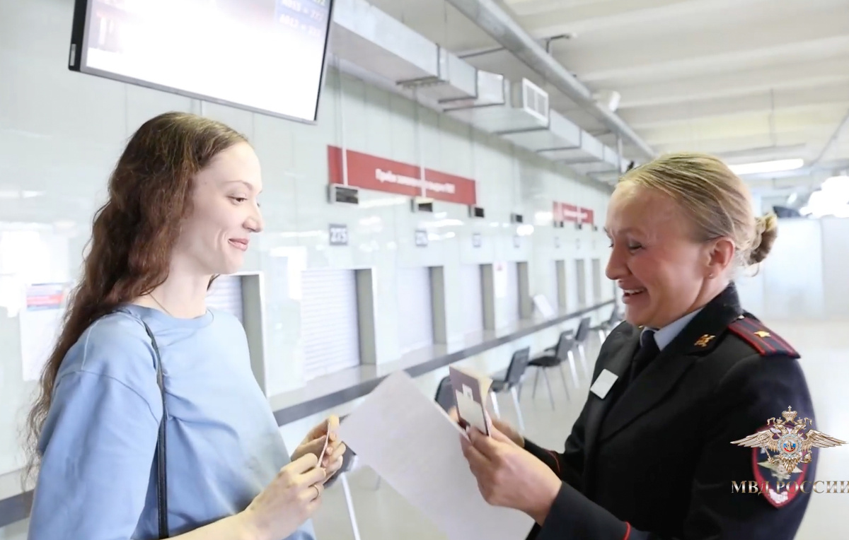    Приска Цайзель (слева)  Официальный Telegram-канал представителя МВД России Ирины Волк