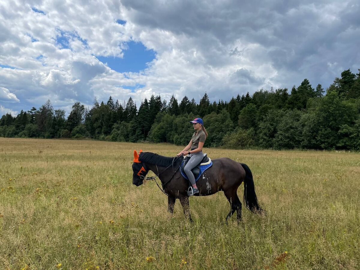 Оля на Рике в полях