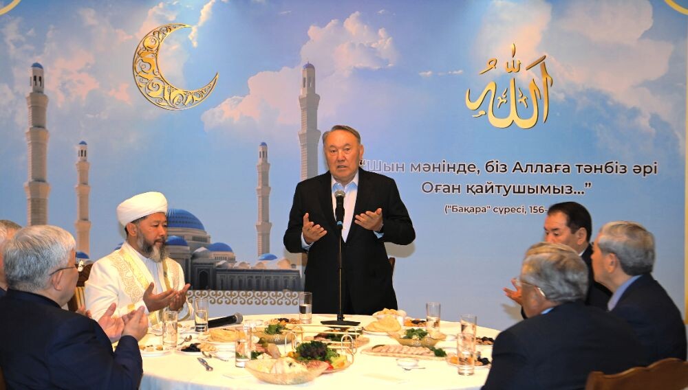 Пользовался практически неограниченными полномочиями, пользовался авторитетом