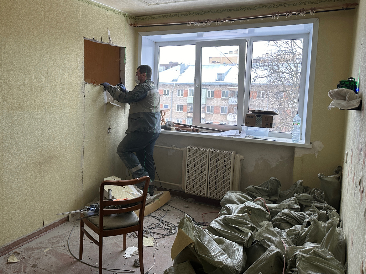 Муж прорезает новый вход на кухню