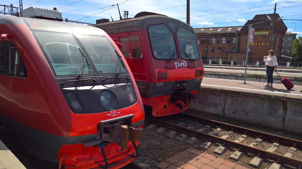 Дизель поезд на вокзале Выборга