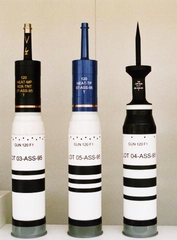 Выстрелы к 120мм пушке. Слева направо: с многоцелевым OECC 120F1, практическим многоцелевым и бронебойным подкалиберным OFL 120 F1 снарядами.