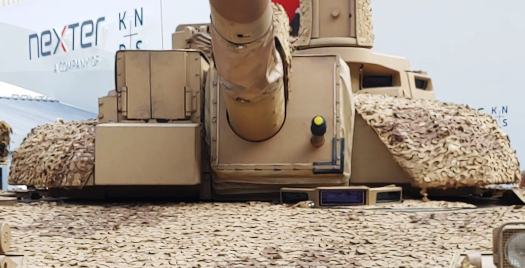 В орудийной маске правее ствола пушки-кожух спаренного 12,7мм пулемета.