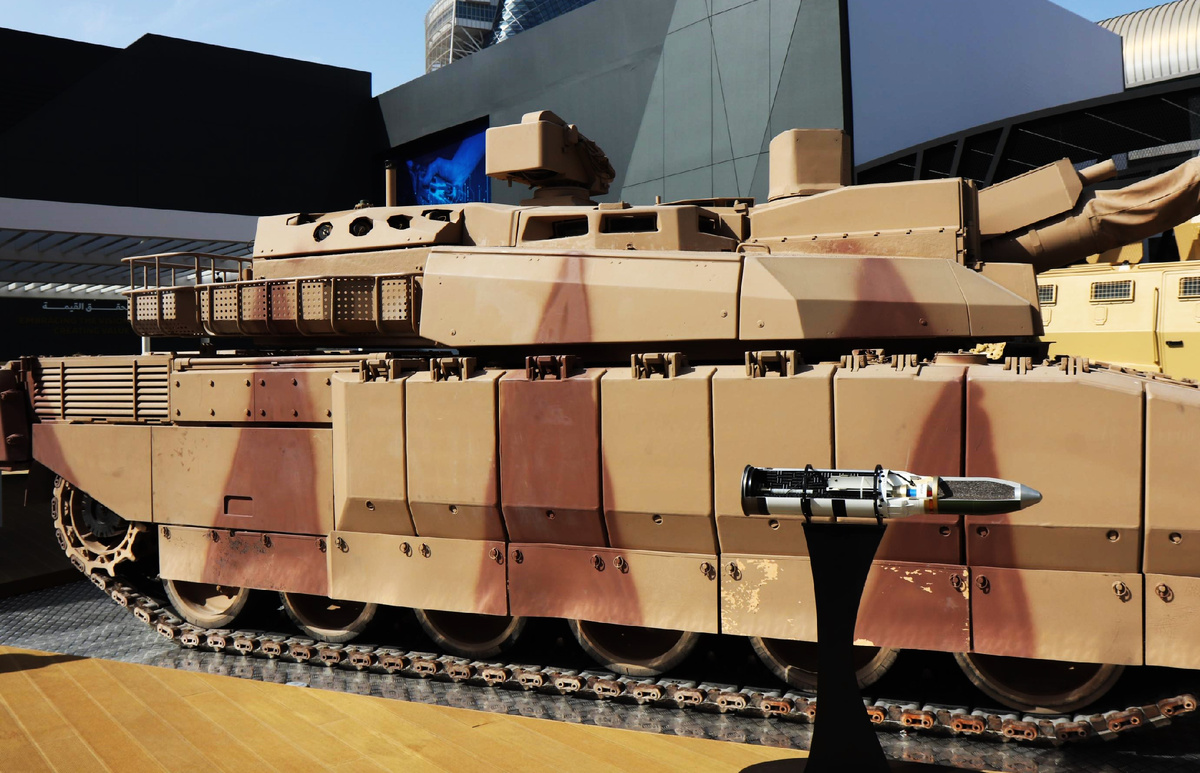 Перед танком- выстрел со 120мм ОФС с программируемым подрывом.