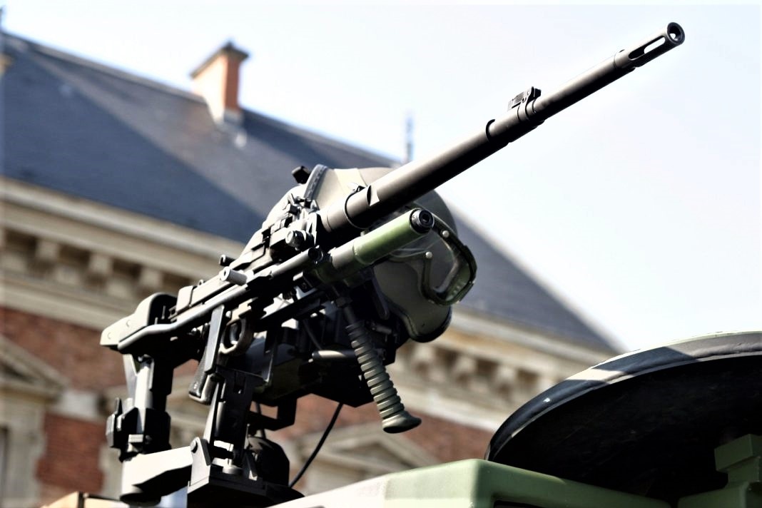 На базовом варианте для Французской армии пулемет открыто крепился на кронштейне перед люком наводчика-оператора.