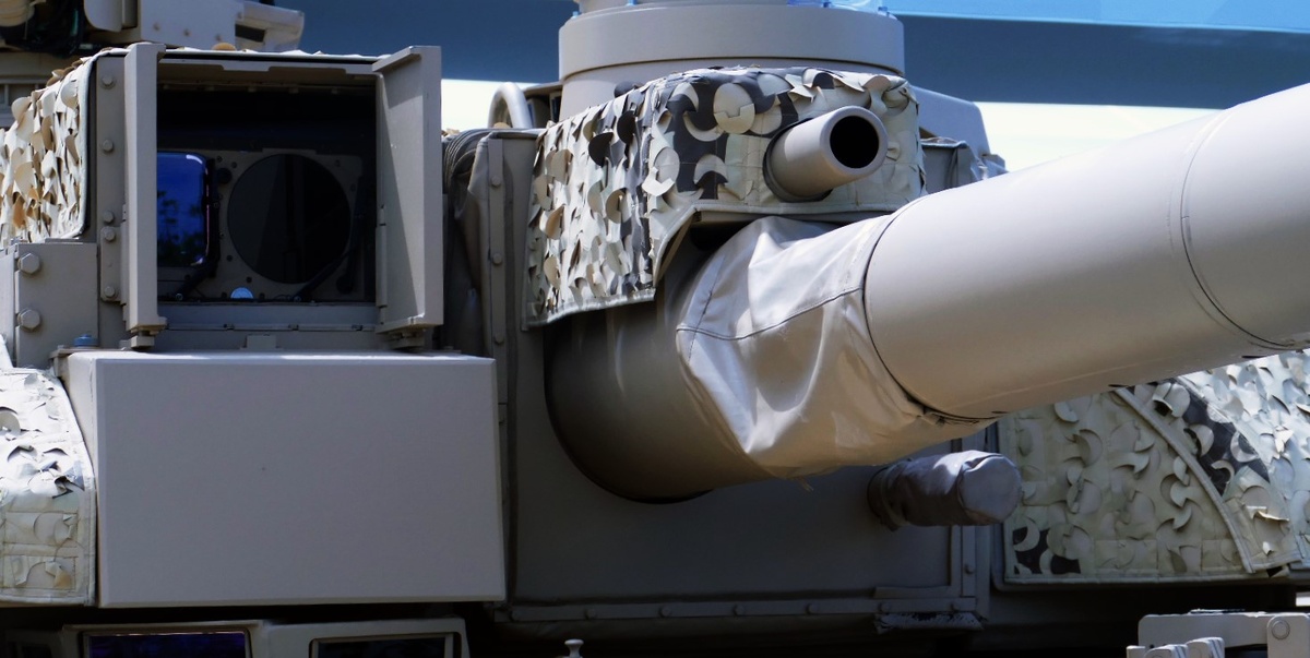 Входное окно основного прицела наводчика. Над стволом пушки- излучатель системы учета теплового изгиба трубы ствола.