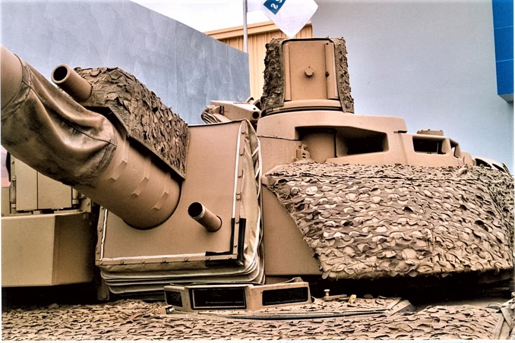 Головная часть панорамного прицела командира. Входное окно прикрыто защитной бронешторкой. Фото: https://www.leclerc.fr/leclerc-tropicalise.php