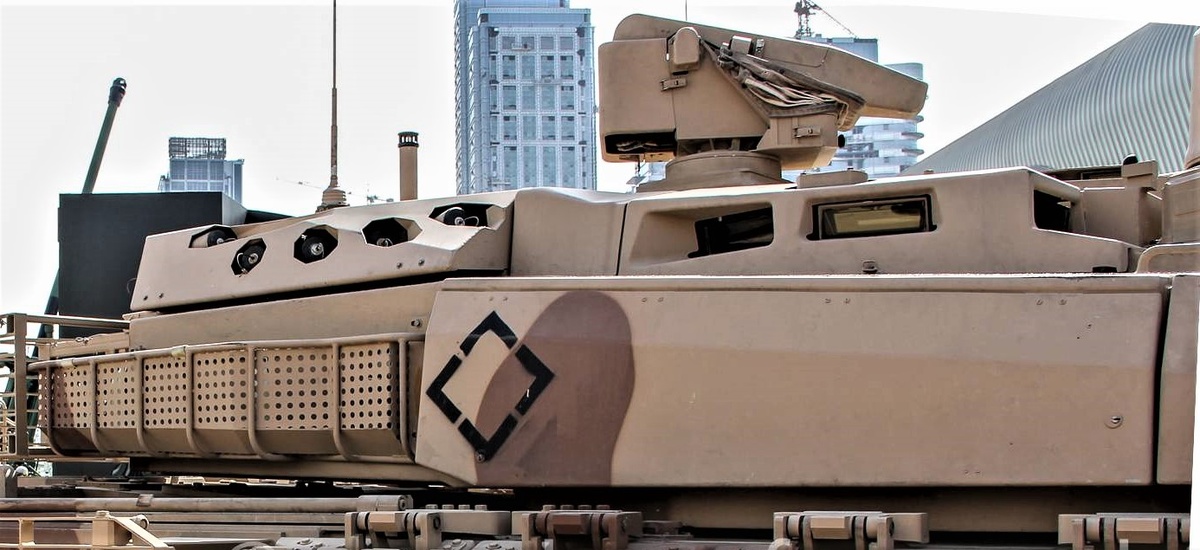 В кормовой части башни правее антенного ввода виден метеодатчик СУО.