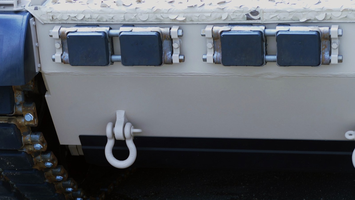 Носовой узел корпуса. Характерная черта эмиратских LECLERC- крепление двух запасных гусеничных траков.