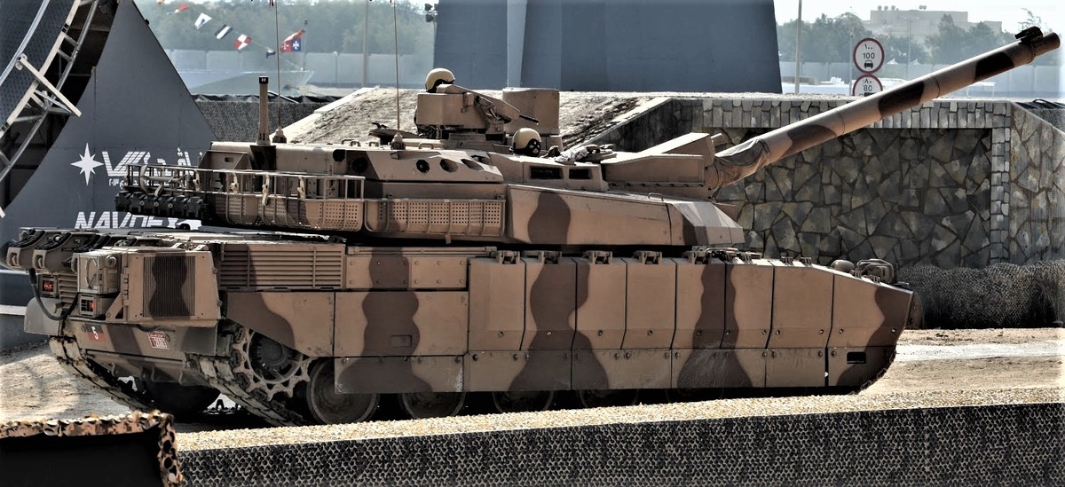 Бортовые экраны надежно перекрывают зоны обитаемых отделений корпуса танка.