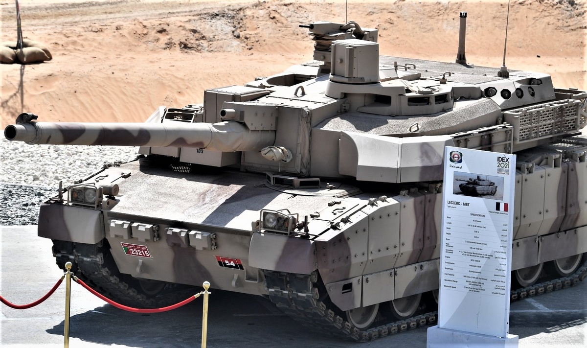 LECLERC на выставке IDEX 2021. На бортовых экранах видны юонки для крепления дополнительных защитных модулей AZUR или CLARA. Фото: Михаил Воскресенский /РИА НОВОСТИ