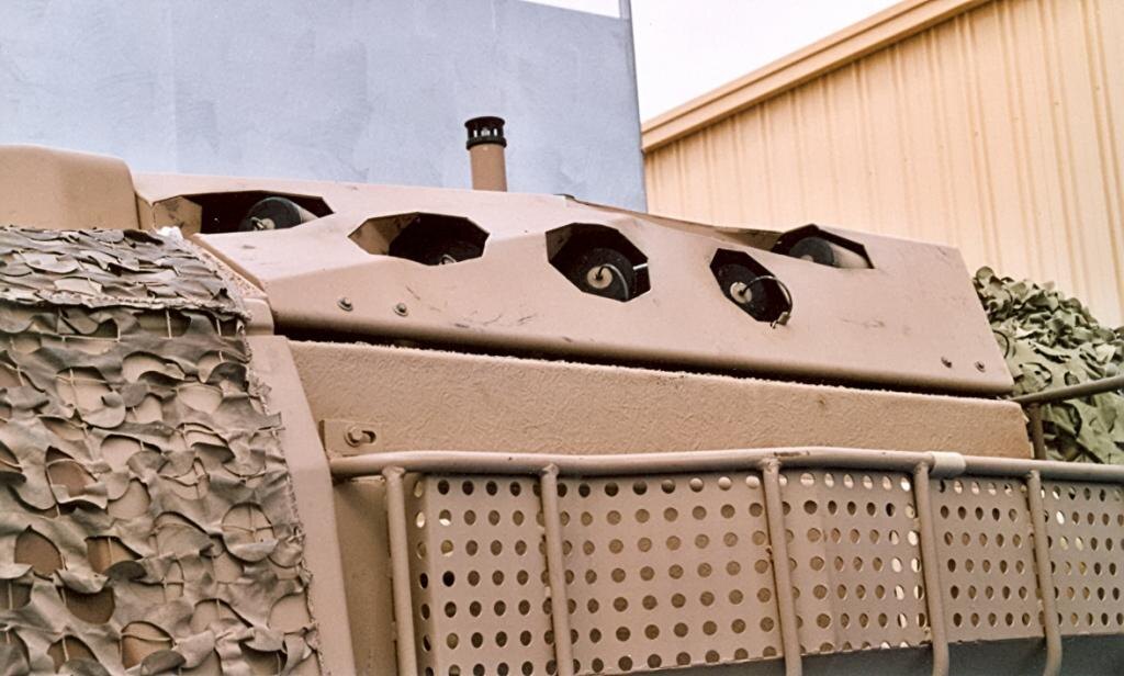 Установка дымовых гранатометов системы GALIX по бортам башни.