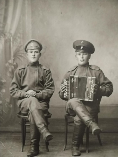 Справа, с гармошкой – Павел Александрович Сорокин