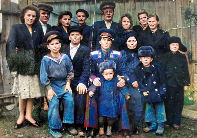 1952 год
Второй ряд слева направо: Елизавета Павловна Сорокина, Николай Кузьмич Косарев, Зинаида Павловна Хачина-Сорокина, Николай Сергеевич Хачин, Федор Кузьмич Косарев, с краю от него жена Мария Павловна Сорокина.
В центре: Павел Александрович Сорокин с младшим сыном Владимиром и старшим сыном Павлом, и супругой Ефимией Васильевной Сорокиной, дети – Саша и Володя Косаревы, с краю Михаил Хачин.
Подруги: прокурор Зилаирского района Зоя Спиридоновна, учительница Маргарита Бугрякова.

