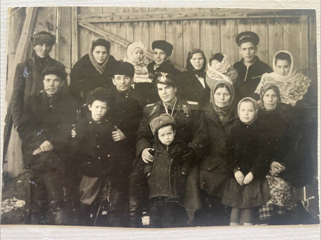 1955 год
Первый ряд справа: Елизавета Павловна Сорокина-Назарова, Мария Павловна Сорокина-Косарева с сыном Юрой, Николай Сергеевич Хачин с дочерью Галиной, Зинаида Павловна Хачина-Сорокина, Горюнов Алексей – родственник Косаревых.
Второй ряд слева: Сергей Степанович Хачин – отец Николая, Павел Александрович Сорокин с внуком Александром Косаревым, Павел Павлович Сорокин, Ефимия Васильевна Сорокина, Мария Антоновна Хачина с дочерью Татьяной. 
