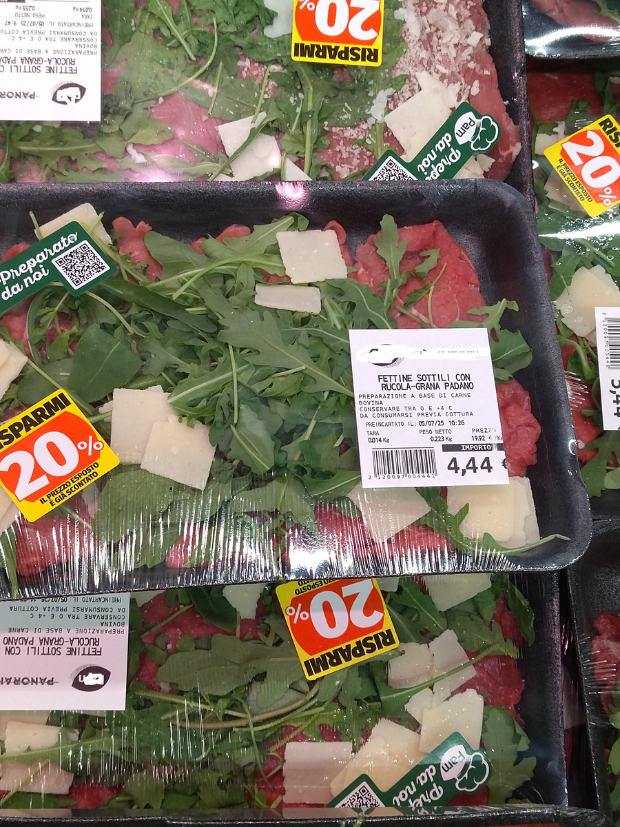 Готовые порции карпаччо в итальянском супермаркете. Как видите, очень часто блюдо подают с рукколой