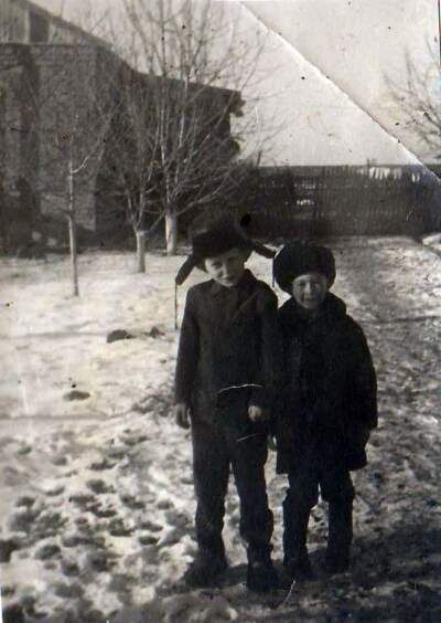 Фото из альбома автора. Мой братик Геночка (справа ниже ростом) с другом во дворе у бабушки Васильевны. Фотографирует Лёня-Паровоз. Он же сам печатает фотокарточки.