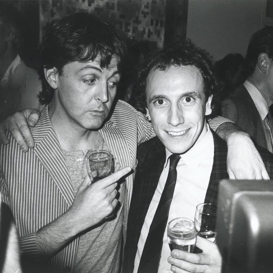 Пол и Брайан в 1983 году на повторном открытии Robert Fraser Gallery и выставке Брайана