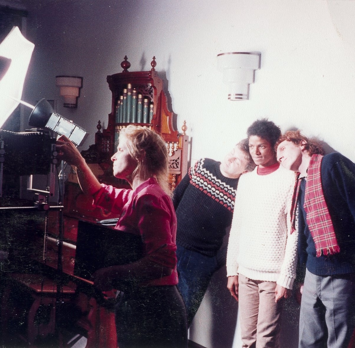 Пол, Майкл Джексон и Брайан позируют для Линды. Сохо, Лондон, 1982. Фото Роберта Фрейзера