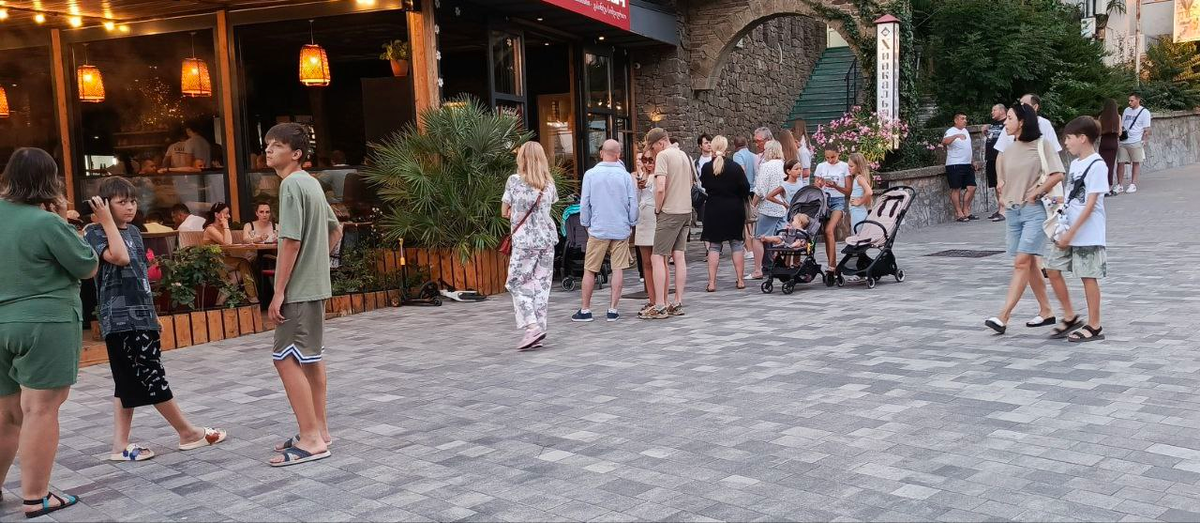 Очередь на посадку в кафе